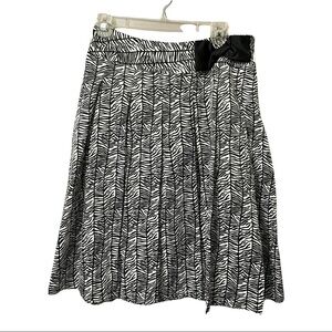 Black/white mini abstract zebra print pleated A-line skirt w/ black twisted bow.
